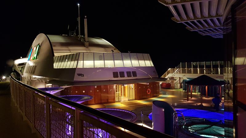 AIDAperla Pooldeck bie Nacht